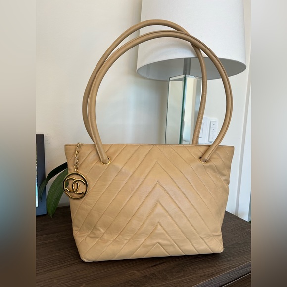 Sold Final clearance Vintage Chanel tote bag Chevron quilted - Picture 4 of 16